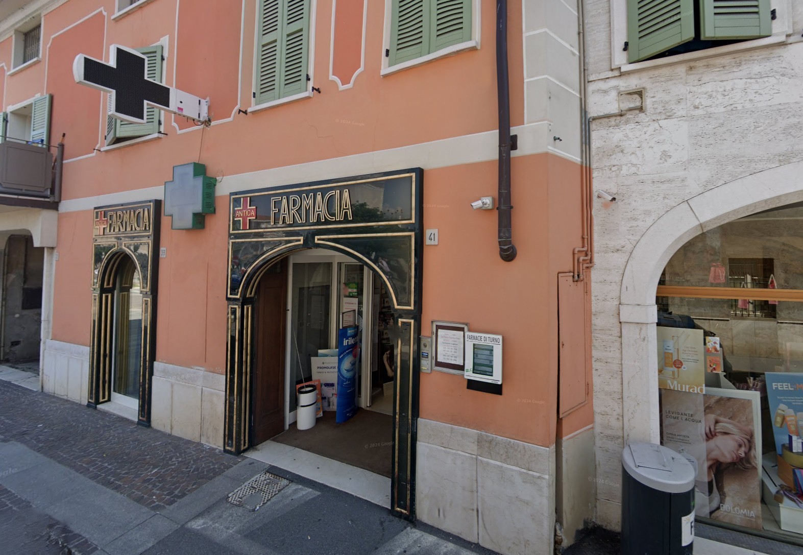Esterno della Farmacia Santi Pietro e Paolo a Travagliato